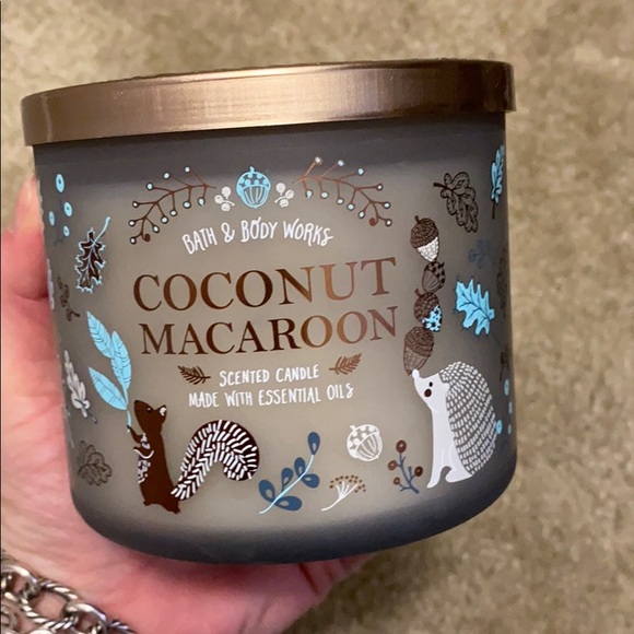 Brand new b&bw coconut macaroon candle - Picture 1 of 3